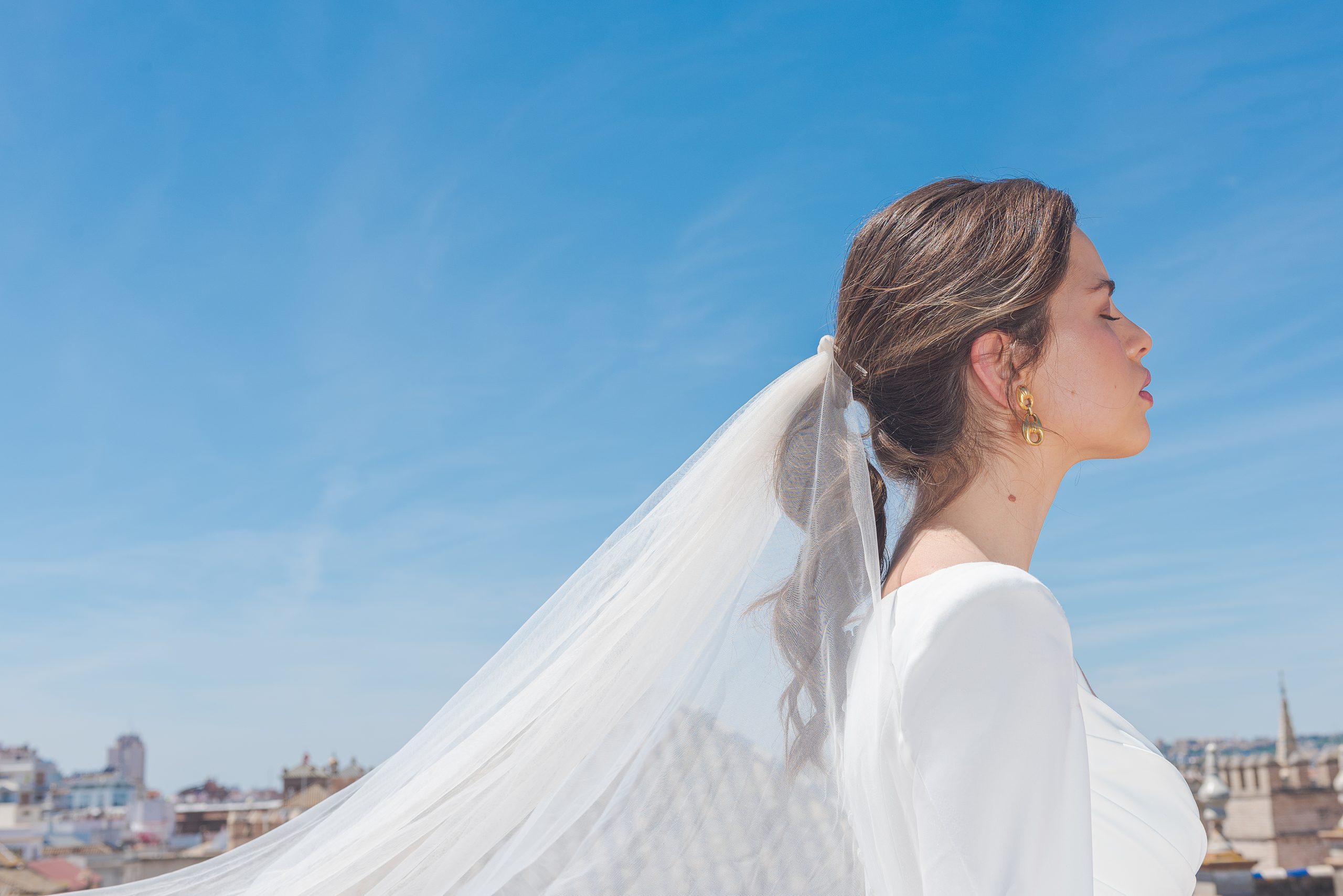 Discover the ultimate guide to choosing the perfect custom-made wedding dress. Trends, tips and exclusive designs by Franc Sarabia for your special day.